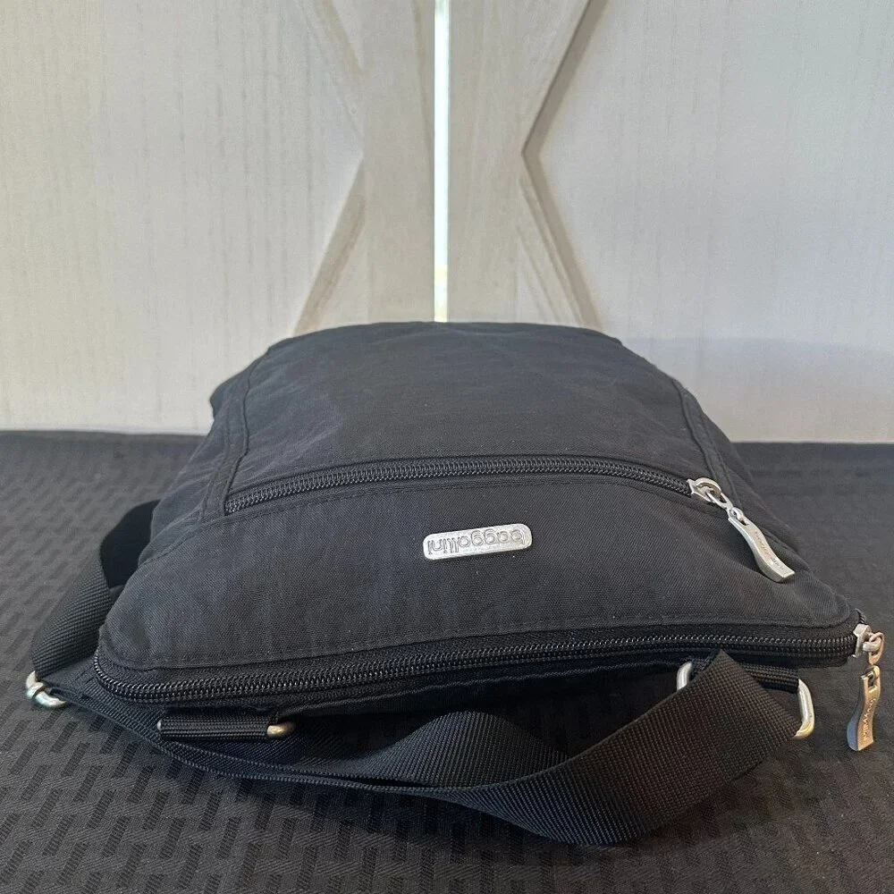 Baggallini The Pocket Slim Crossbody Bag
